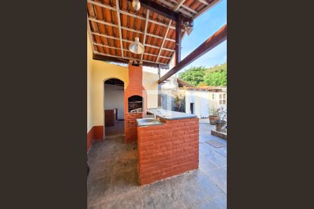 Casa à venda com 360m², 3 quartos e 2 vagas Casa à venda com 360m², 3 quartos e 2 vagasChurrasqueira