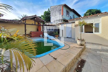 Casa à venda com 360m², 3 quartos e 2 vagas Casa à venda com 360m², 3 quartos e 2 vagasPiscina