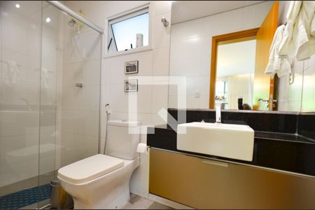 Casa à venda com 340m², 4 quartos e 2 vagas Casa à venda com 340m², 4 quartos e 2 vagasBanheiro social