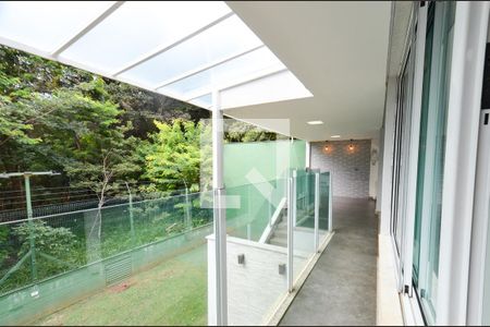 Casa à venda com 340m², 4 quartos e 2 vagas Casa à venda com 340m², 4 quartos e 2 vagasVaranda