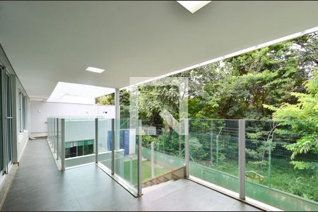 Casa à venda com 340m², 4 quartos e 2 vagas Casa à venda com 340m², 4 quartos e 2 vagasVaranda