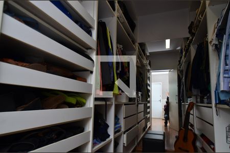 Casa à venda com 340m², 4 quartos e 2 vagas Casa à venda com 340m², 4 quartos e 2 vagasCloset