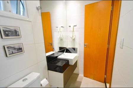 Casa à venda com 340m², 4 quartos e 2 vagas Casa à venda com 340m², 4 quartos e 2 vagasBanheiro social