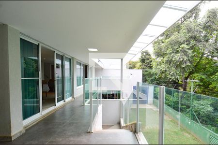 Casa à venda com 340m², 4 quartos e 2 vagas Casa à venda com 340m², 4 quartos e 2 vagasVaranda