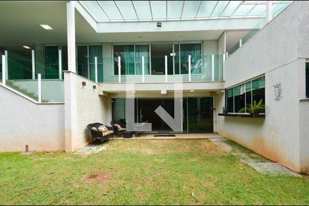 Casa à venda com 340m², 4 quartos e 2 vagas Casa à venda com 340m², 4 quartos e 2 vagasArea externa