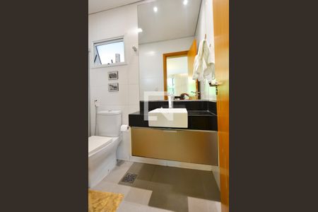 Casa à venda com 340m², 4 quartos e 2 vagas Casa à venda com 340m², 4 quartos e 2 vagasBanheiro social