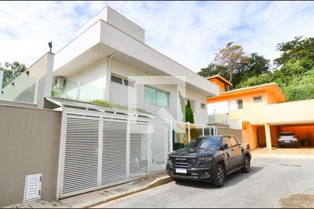 Casa à venda com 340m², 4 quartos e 2 vagas Casa à venda com 340m², 4 quartos e 2 vagasFachada