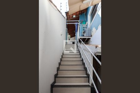 Casa à venda com 118m², 3 quartos e 2 vagas Casa à venda com 118m², 3 quartos e 2 vagasEscada