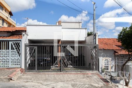 Casa à venda com 118m², 3 quartos e 2 vagas Casa à venda com 118m², 3 quartos e 2 vagasFachada