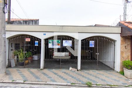 Casa à venda com 150m², 3 quartos e 3 vagas Casa à venda com 150m², 3 quartos e 3 vagasFachada