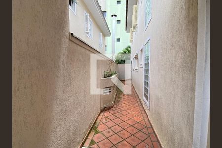 Casa à venda com 209m², 3 quartos e 5 vagas Casa à venda com 209m², 3 quartos e 5 vagasCorredor externo