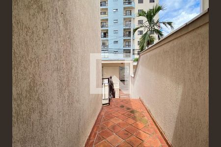 Casa à venda com 209m², 3 quartos e 5 vagas Casa à venda com 209m², 3 quartos e 5 vagasCorredor externo