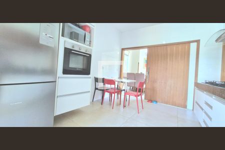 Casa de condomínio à venda com 265m², 4 quartos e 6 vagas Casa de condomínio à venda com 265m², 4 quartos e 6 vagasCozinha