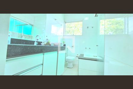 Casa de condomínio à venda com 265m², 4 quartos e 6 vagas Casa de condomínio à venda com 265m², 4 quartos e 6 vagasBanheiro da Suíte 2