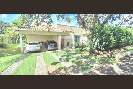 Casa de condomínio à venda com 265m², 4 quartos e 6 vagas Casa de condomínio à venda com 265m², 4 quartos e 6 vagasFachada do imóvel