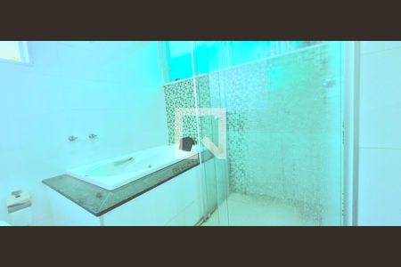 Casa de condomínio à venda com 265m², 4 quartos e 6 vagas Casa de condomínio à venda com 265m², 4 quartos e 6 vagasBanheiro da Suíte 2