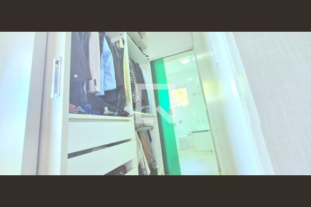 Casa de condomínio à venda com 265m², 4 quartos e 6 vagas Casa de condomínio à venda com 265m², 4 quartos e 6 vagasCloset da suíte 2