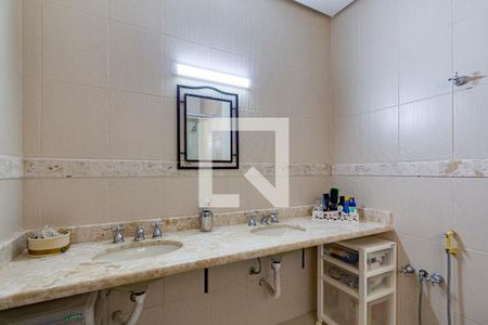 Casa de condomínio à venda com 219m², 3 quartos e 2 vagas Casa de condomínio à venda com 219m², 3 quartos e 2 vagasBanheiro da Suíte