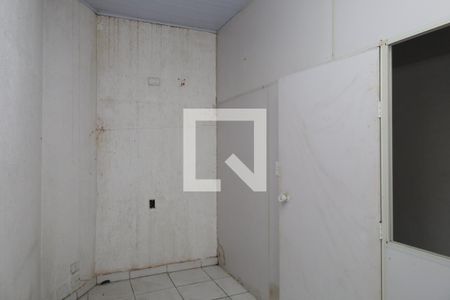 Casa à venda com 186m², 5 quartos e 2 vagasCômodo dividido com divisórias e vidros