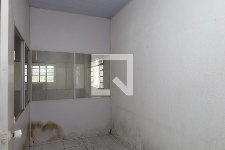Casa à venda com 186m², 5 quartos e 2 vagasCômodo dividido com divisórias e vidros