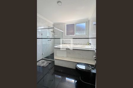 Casa de condomínio à venda com 403m², 4 quartos e 4 vagasBanheiro da Suíte 1