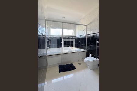 Casa de condomínio à venda com 403m², 4 quartos e 4 vagasBanheiro da Suíte 2