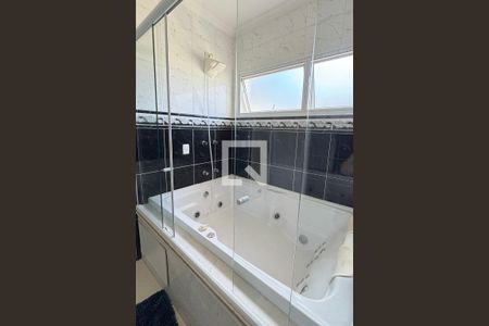 Casa de condomínio à venda com 403m², 4 quartos e 4 vagasBanheiro da Suíte 2