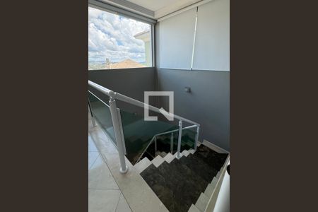 Casa de condomínio à venda com 403m², 4 quartos e 4 vagasEscada