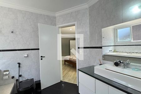 Casa de condomínio à venda com 403m², 4 quartos e 4 vagasBanheiro da Suíte 1