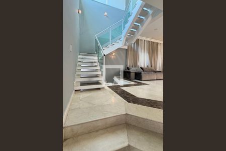 Casa de condomínio à venda com 403m², 4 quartos e 4 vagasEscada