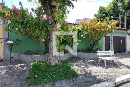 Casa de condomínio à venda com 203m², 3 quartos e 3 vagas Casa de condomínio à venda com 203m², 3 quartos e 3 vagasFachada