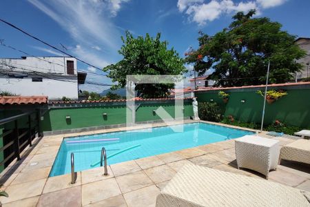 Casa de condomínio à venda com 203m², 3 quartos e 3 vagas Casa de condomínio à venda com 203m², 3 quartos e 3 vagasPiscina