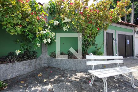 Casa de condomínio à venda com 203m², 3 quartos e 3 vagas Casa de condomínio à venda com 203m², 3 quartos e 3 vagasFachada