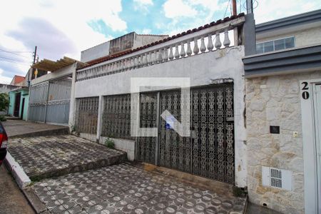 Casa à venda com 240m², 4 quartos e 2 vagas Casa à venda com 240m², 4 quartos e 2 vagasFachada