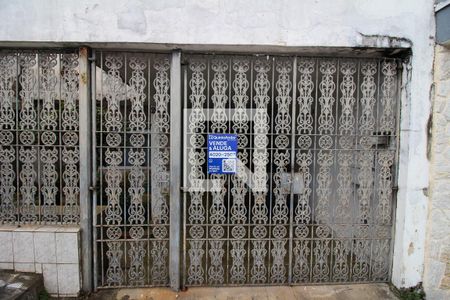 Casa à venda com 240m², 4 quartos e 2 vagas Casa à venda com 240m², 4 quartos e 2 vagasFachada