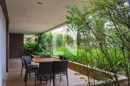 Apartamento à venda com 229m², 3 quartos e 3 vagas Apartamento à venda com 229m², 3 quartos e 3 vagasÁrea comum - Churrasqueira