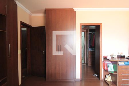 Casa à venda com 240m², 6 quartos e 3 vagasQuarto