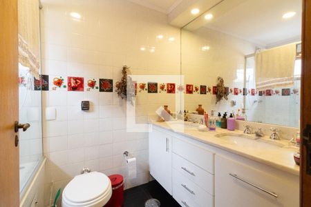 Casa à venda com 500m², 4 quartos e 4 vagasBanheiro da Suíte 2