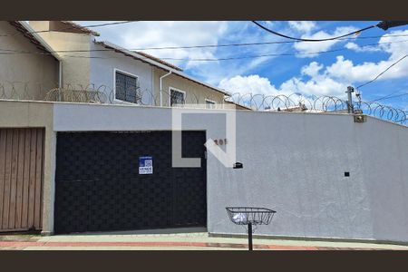Casa à venda com 115m², 2 quartos e 3 vagas Casa à venda com 115m², 2 quartos e 3 vagasFachada