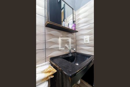 Casa à venda com 190m², 3 quartos e 2 vagas Casa à venda com 190m², 3 quartos e 2 vagasEdícula - Banheiro