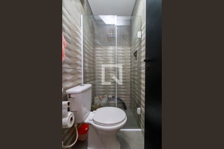 Casa à venda com 190m², 3 quartos e 2 vagas Casa à venda com 190m², 3 quartos e 2 vagasQuintal - Banheiro