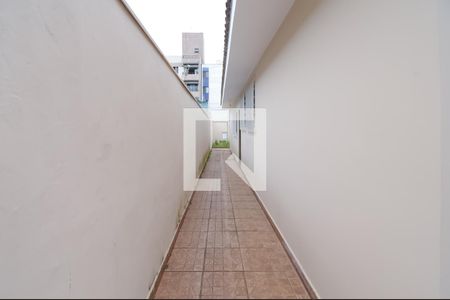 Casa à venda com 177m², 3 quartos e 6 vagas Casa à venda com 177m², 3 quartos e 6 vagasQuintal -  lateral