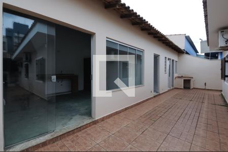 Casa à venda com 177m², 3 quartos e 6 vagas Casa à venda com 177m², 3 quartos e 6 vagasQuintal - fundo