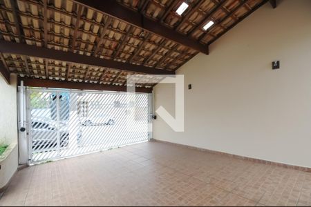 Casa à venda com 177m², 3 quartos e 6 vagas Casa à venda com 177m², 3 quartos e 6 vagasGaragem