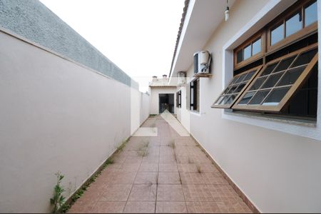 Casa à venda com 177m², 3 quartos e 6 vagas Casa à venda com 177m², 3 quartos e 6 vagasQuintal -  lateral