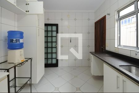 Casa à venda com 177m², 3 quartos e 6 vagas Casa à venda com 177m², 3 quartos e 6 vagasCozinha - Armários