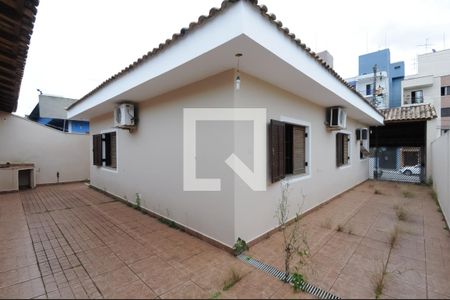 Casa à venda com 177m², 3 quartos e 6 vagas Casa à venda com 177m², 3 quartos e 6 vagasQuintal - fundo
