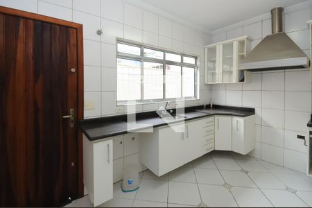 Casa à venda com 177m², 3 quartos e 6 vagas Casa à venda com 177m², 3 quartos e 6 vagasCozinha - Armários