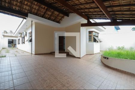 Casa à venda com 177m², 3 quartos e 6 vagas Casa à venda com 177m², 3 quartos e 6 vagasGaragem