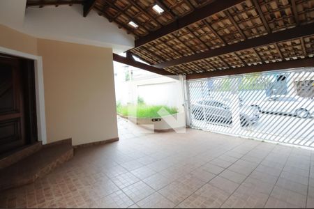 Casa à venda com 177m², 3 quartos e 6 vagas Casa à venda com 177m², 3 quartos e 6 vagasGaragem